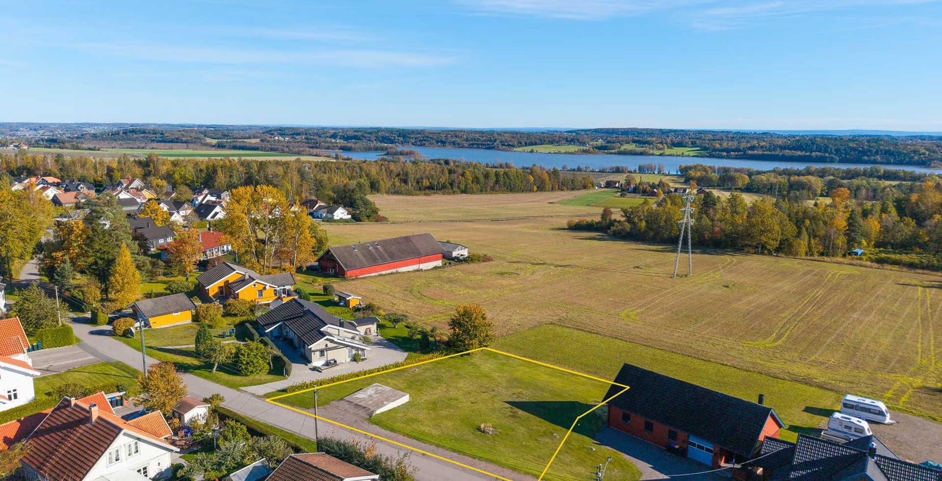 Nydelig, solrik og romslig tomt med utsikt til Akersvannet i Stokke