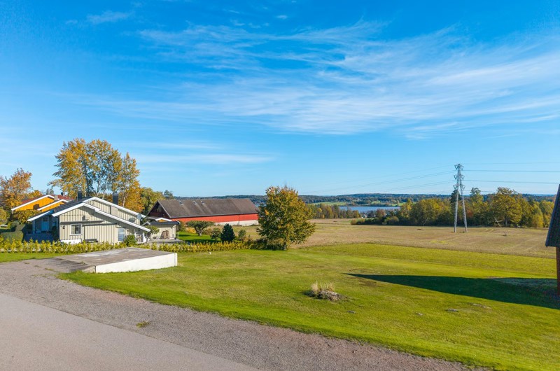 Nydelig, solrik og romslig tomt med utsikt til Akersvannet i Stokke